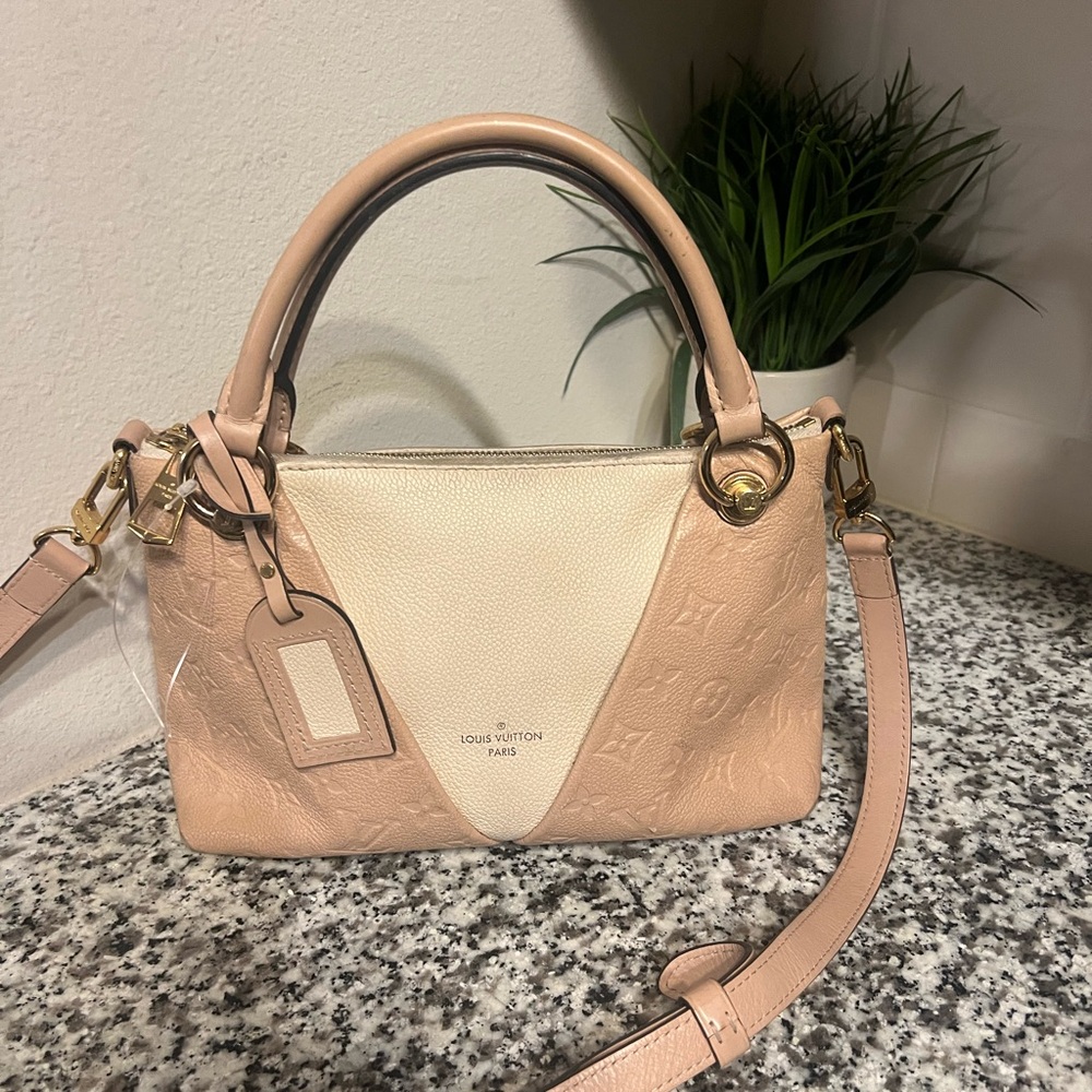 Louis Vuitton V Tote BB Empreinte